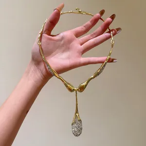 Collana di lusso dorata irregolare con pendente a goccia tempestato di strass lucidi