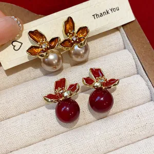 Elegantes pendientes de flores de esmalte y perlas con agujas de plata S925 retro.