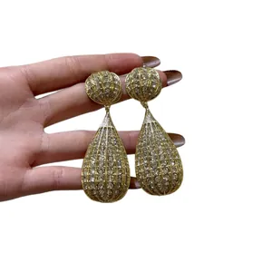 Eleganti orecchini pendenti a goccia color oro con scintillanti cristalli trasparenti