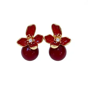 Elegantes pendientes de flor roja estilo vintage con perlas grandes y centro de cristal