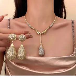 Dettaglio della collana con ciondolo a goccia irregolare con strass e orecchini coordinati.