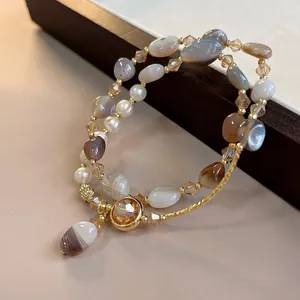 Detail des zweilagigen Armbands mit Perlen und Natursteinperlen im französischen Stil.