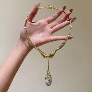 Vista dettagliata della collana con ciondolo a goccia d'oro irregolare e cristalli pavé
