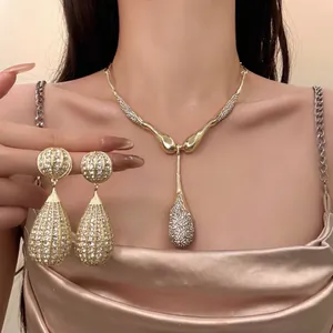 Dettaglio della collana con ciondolo a goccia scintillante e orecchini coordinati
