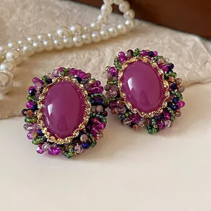 Pendientes vintage con cristal ovalado magenta y un diseño de cuentas de colores