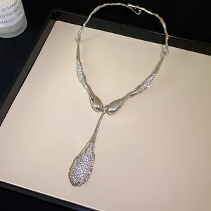 Collier choker élégant en métal liquide argenté avec pendentif goutte d'eau orné de strass