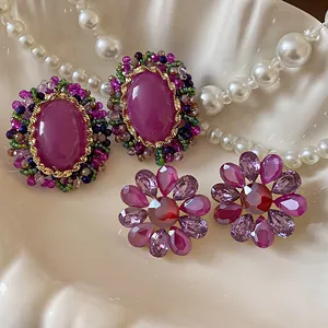 Primer plano de pendientes vintage de cristal ovalado y en forma de flor con cuentas