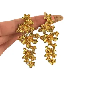 Elegante goldene Ohrhänger im französischen Stil mit Vintage-Blumenmuster-Design