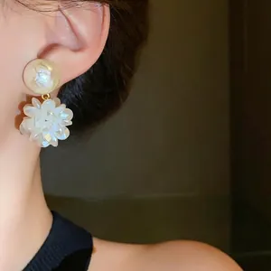 Elegantes pendientes de flor y perla de estilo coreano con delicados pétalos blancos texturizados