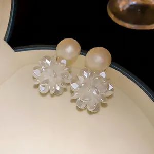 Elegantes pendientes de botón con flores y perlas de diseño coreano minimalista