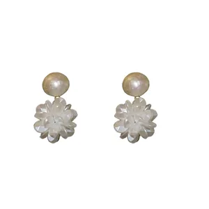 Pendientes de botón de flor de perla blanca elegantes con diseño geométrico