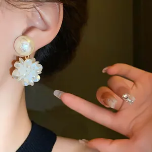 Primer plano de elegantes pendientes de perlas y flores con un estilo de diseño coreano moderno