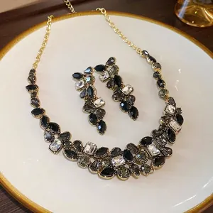 Set di gioielli di lusso con collana e orecchini a goccia d'acqua geometrica