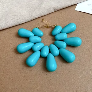 Auffällige türkisfarbene Acryl-Tropfenkette für den sommerlichen Urlaubsstil.