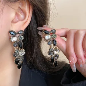 Eleganti orecchini pendenti dorati vintage con strass neri e trasparenti per donne raffinate