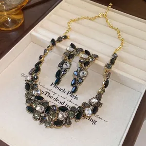 Set lussuoso di collana e orecchini geometrici con pietre a goccia in raffinata finitura oro