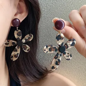 Retro leopard print resin flower stud earrings with S925 silver needles for stylish women