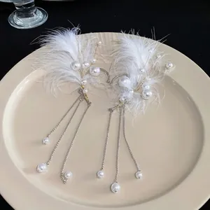 Elegante ear cuff de plumas blancas y borlas de perlas para orejas sin perforar