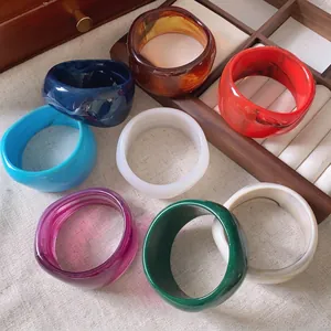 Bracciale Rigido in Acrilico a Superficie Larga Irregolare Motivo Marmorizzato Minimalista Gioielli di Moda Fatti a Mano per Donna