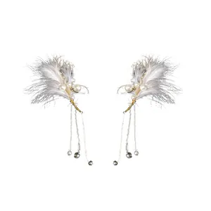 Elegantes orejeras de plumas grises con perlas blancas y largas cadenas de borlas