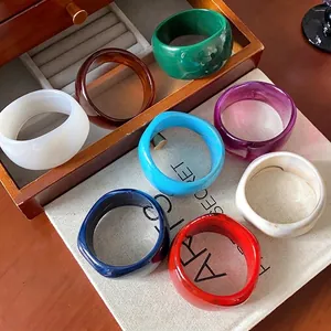 Eleganti bracciali in resina marmorizzata larghi e irregolari multicolore