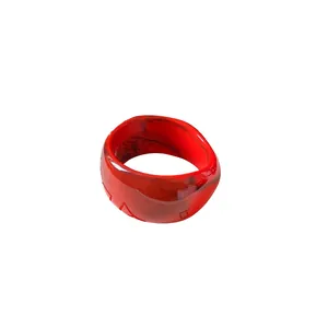 Anello a fascia larga in resina marmorizzata rossa irregolare con design a spirale