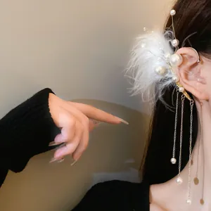 Elegante pendiente de clip con plumas blancas y borlas de perlas para orejas sin perforar