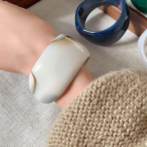 Primo piano dettagliato di un bracciale rigido largo marmorizzato irregolare minimalista