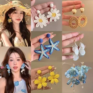 Handmade Bohemian Raffia Woven Flower Drop Earrings For Women Summer Beach Resort Style Floral Tassel Earrings Fashion Jewelry