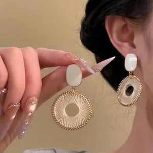 Eleganti orecchini pendenti retrò stile Meillard con filo avvolto su modella asiatica