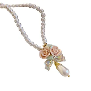 Französische Vintage-Perlenkette mit rosa Keramikrosenblüte und Tropfenperlenanhänger
