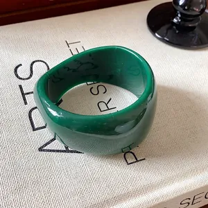 Vista dettagliata di un bracciale irregolare in resina verde smeraldo marmorizzata