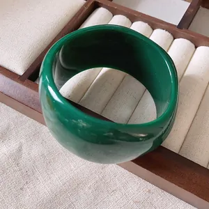 Vista macro che mostra la finitura lucida di un bracciale rigido largo in resina