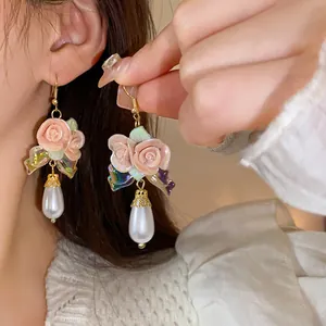 Detailansicht französischer Vintage-Rosenohrringe aus Keramik mit Perlenanhängern