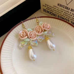 Elegante französische rosa Keramikrosen- und Perlentropfen-Ohrringe im Detailansicht