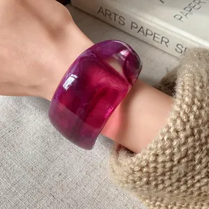 Primo piano del bracciale in resina viola con trama marmorizzata irregolare