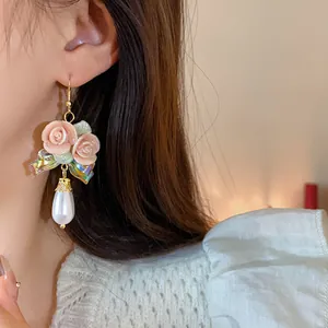 Detailansicht französischer Vintage-Ohrhänger mit Keramikrosen und Tropfenperlen