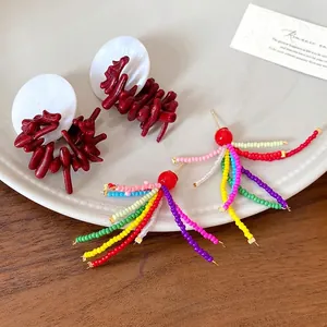 Vintage-Stil unregelmäßige Harz-Ohrringe und bunte Perlenquasten-Ohrringe mit Silbernadeln.