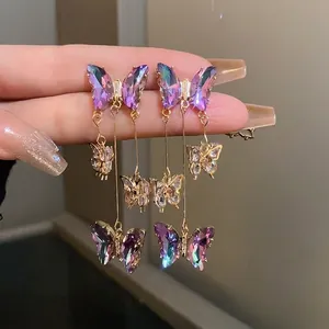 Élégantes boucles d'oreilles longues papillon violettes avec des accents en zircon
