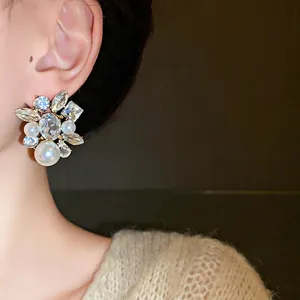 Vintage-Ohrringe mit funkelnden Kristallen und weißen Perlen für einen Luxus-Look