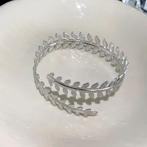 Elegante bracciale da braccio a forma di ramo d'argento con design a fascia regolabile.