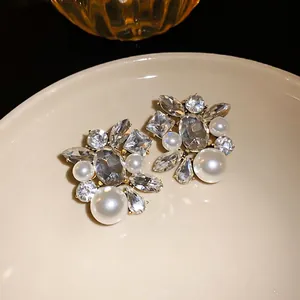 Elegante Strass- und Perlen-Cluster-Ohrstecker im französischen Vintage-Palast-Stil