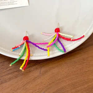 Lebhafte bunte Perlenohrringe mit rotem Knopf und silberner Nadel für Damen und Frauen.