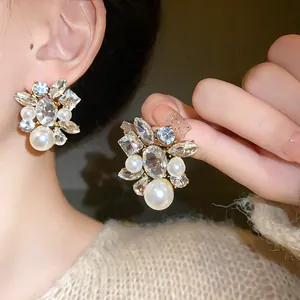 Makroansicht der filigranen Details eleganter Perlen- und Kristallohrringe im Vintage-Stil.