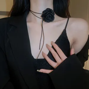 Elegante collar gargantilla de rosa negra de tela para mujer en un modelo de moda.