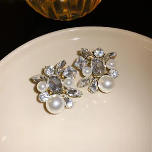 Detaillierte Nahaufnahme eleganter französischer Vintage-Ohrstecker mit Perlen und Strass