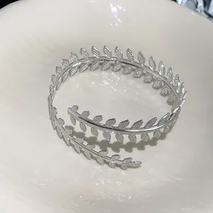 Vista dettagliata di un bracciale da braccio regolabile con foglie d'argento testurizzate