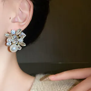 Detailansicht der verzierten Blumen-Kristall- und Perlenohrringe im Vintage-Palast-Design