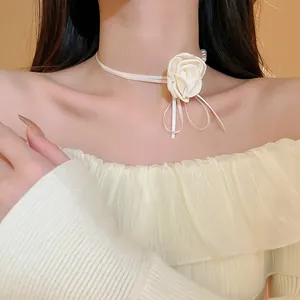 Choker élégant en rose de tissu blanc avec perle pour un look féminin et délicat
