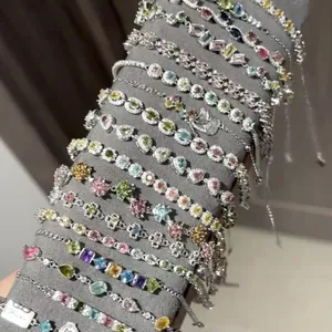 Collezione di braccialetti regolabili in zircone cubico colorato su espositore